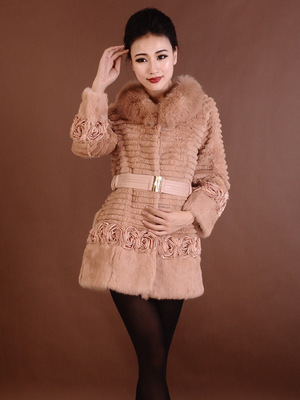 2013新款皮草风尚 狐狸毛领獭兔毛剪花长款外套批发采购指南